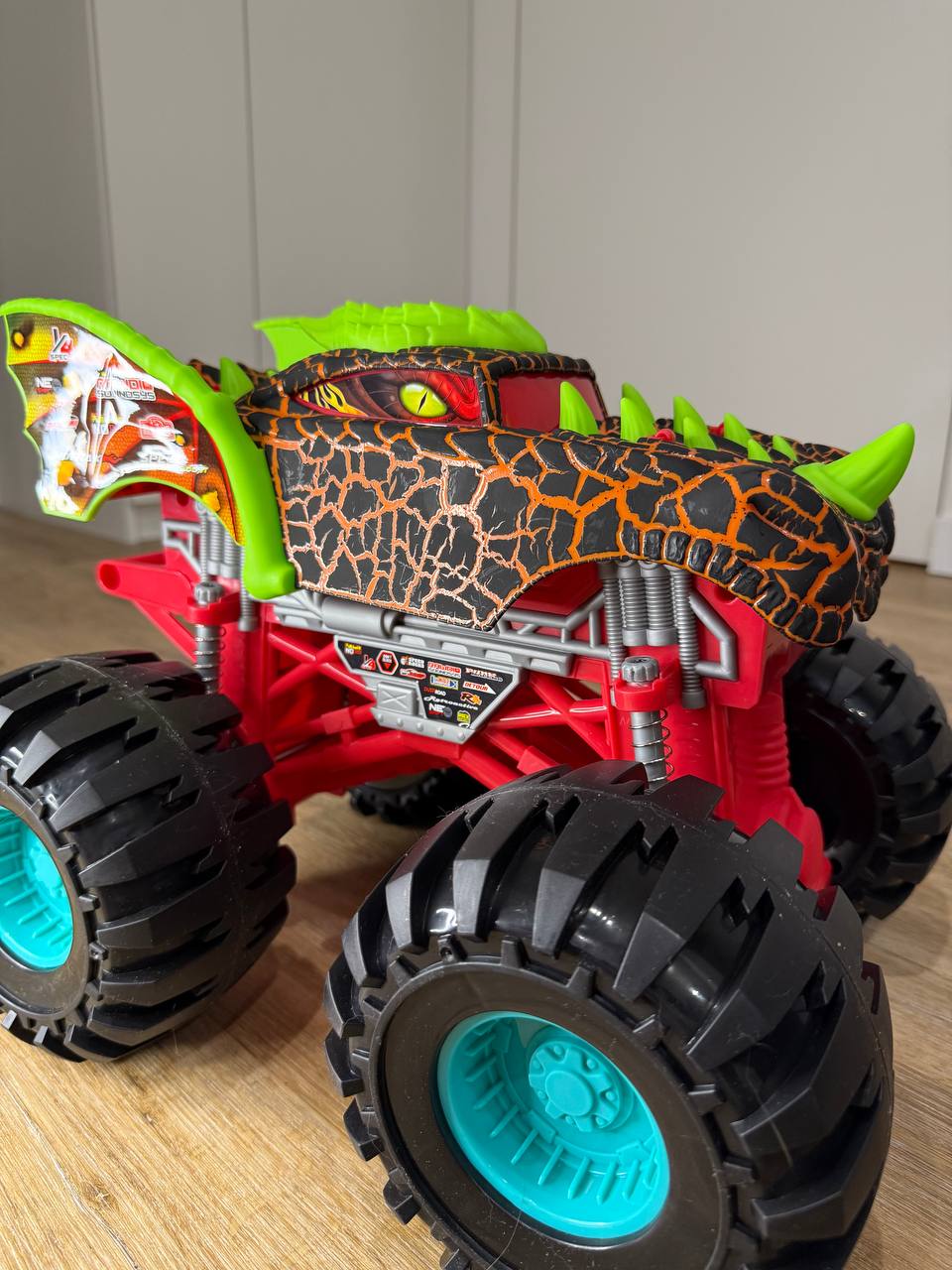 Pojazd MONSTER Dragon Monster Truck 38,5 cm - zabawki-dla-dziewczynki