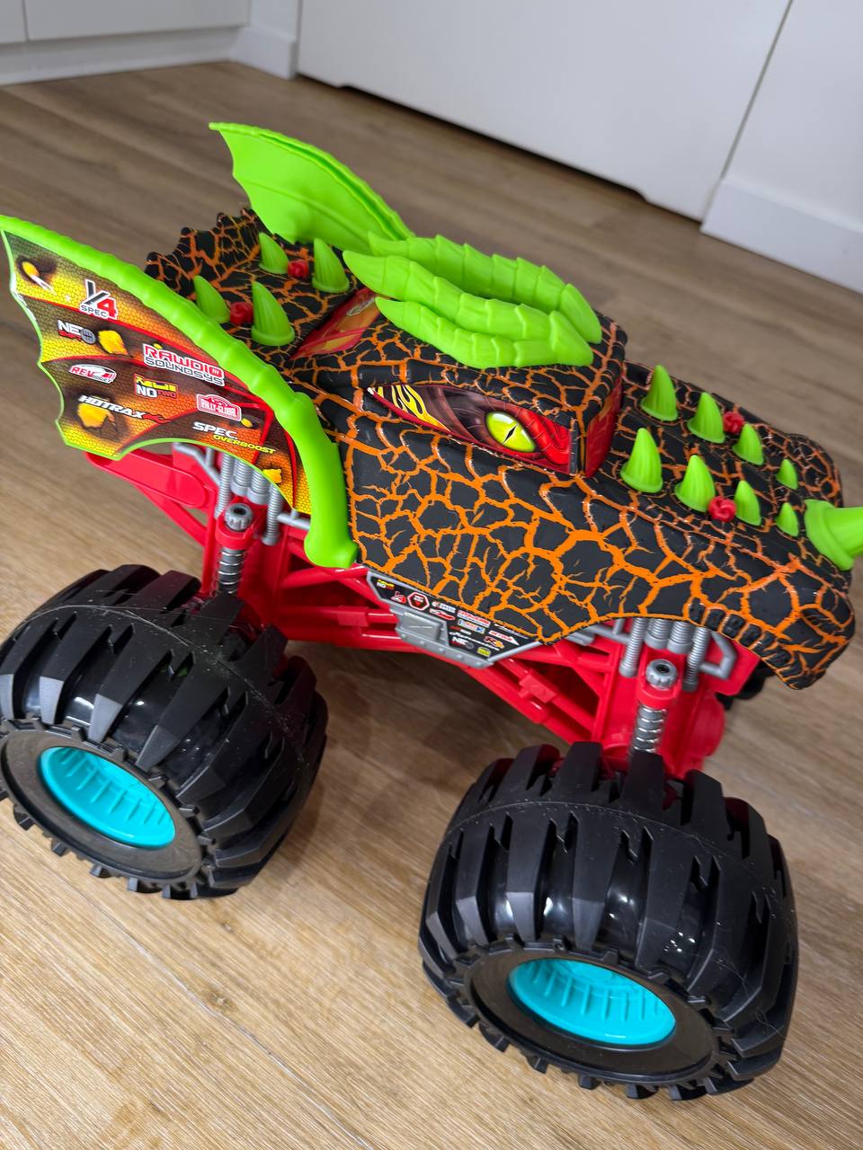 Pojazd MONSTER Dragon Monster Truck 38,5 cm - zabawki-dla-dziewczynki