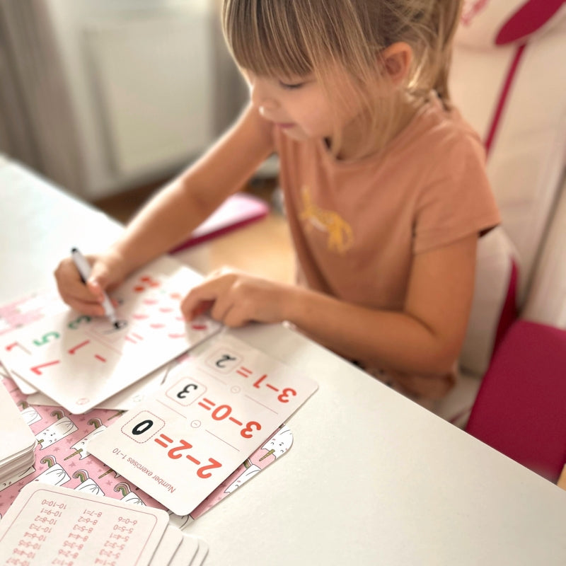 Karty z obrazkami i działaniami matematycznymi dla dzieci