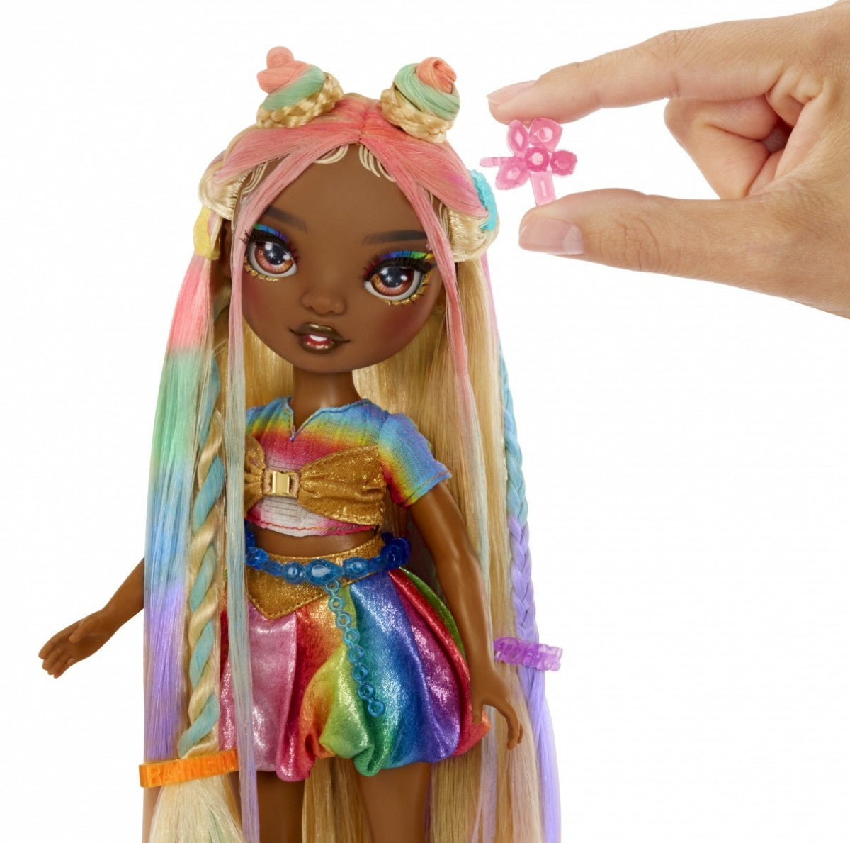 Lalka Rainbow High Meline w pełnej okazałości z akcesoriami do stylizacji.